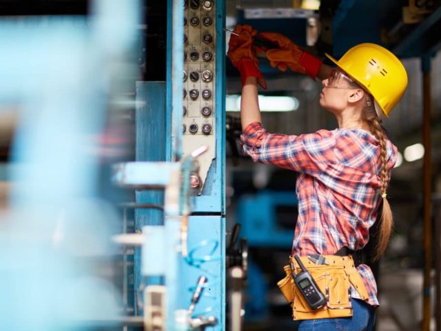 https://www.lookuptunisie.com/wp-content/uploads/2022/05/Canva-Female-technician-1024x683-1-640x480.jpg