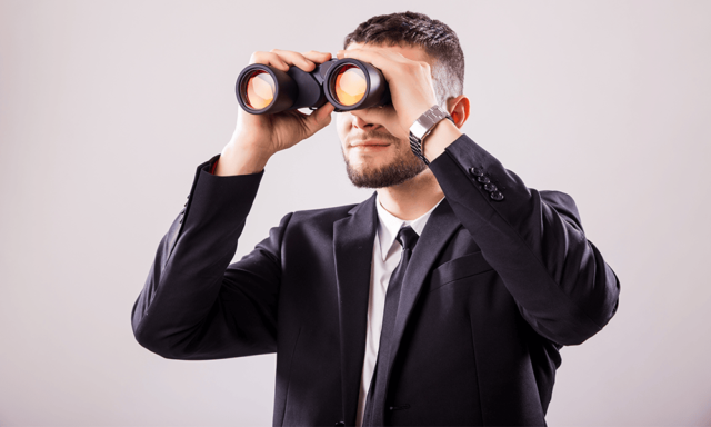 Un chasseur de tête avec une loupe