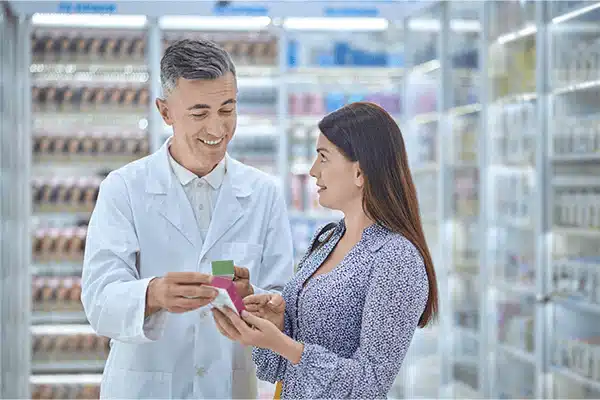 Un magasinier conseille un client sur les produits de soins