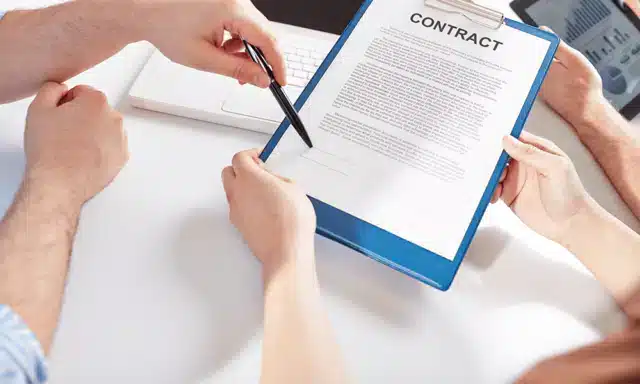 Un jeune homme signe son contrat CDD tunisien.