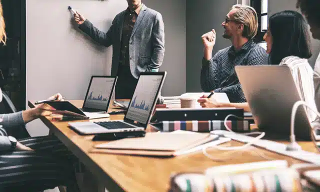 Réunion dans une entreprise en Tunisie pour l'intégration d'un nouvel employé.