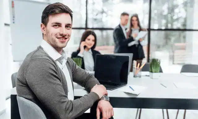 Un nouvel employé dans une entreprise en Tunisie.