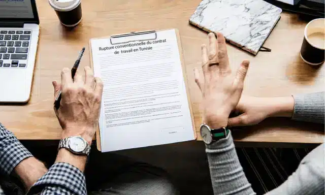 Signature d'un contrat de rupture conventionnelle de travail en Tunisie entre l'employeur et l'employé.