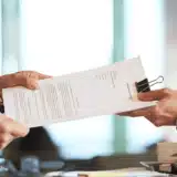 L'employeur remet le contrat de travail à l'employé afin qu'il puisse le lire avant signature.