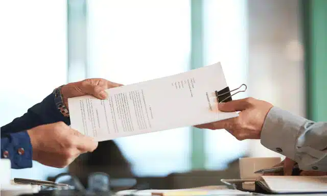 L'employeur remet le contrat de travail à l'employé afin qu'il puisse le lire avant signature.