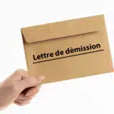 Un employé remet sa lettre de démission en Tunisie.