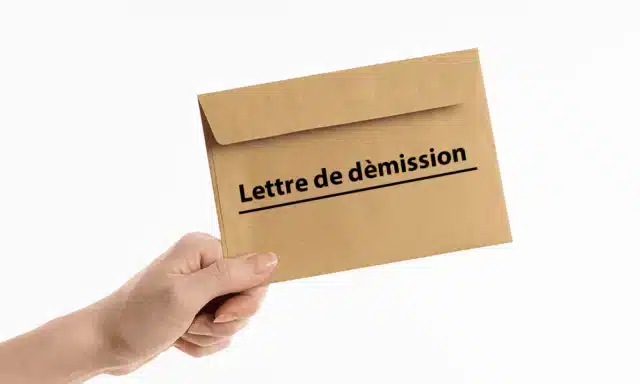 Un employé remet sa lettre de démission en Tunisie.