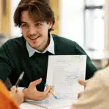 Un candidat souriant explique les résultats de son test psychotechnique.