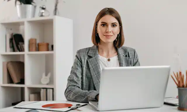 Une femme tunisienne au travail.