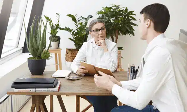 Un candidat est en train de passer un entretien comportemental en Tunisie.